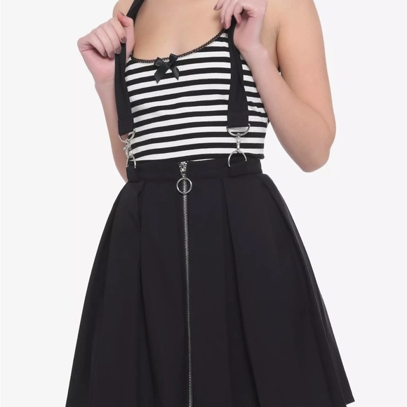Hot Topic Dresses & Skirts - NWT Hot Topic Black pleat o-ring suspender skirt size: XL